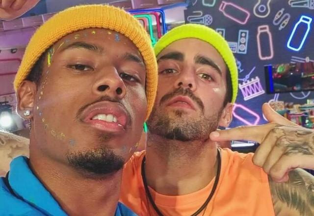 Paulo André e Pedro Scooby em selfie tirada dentro do BBB22