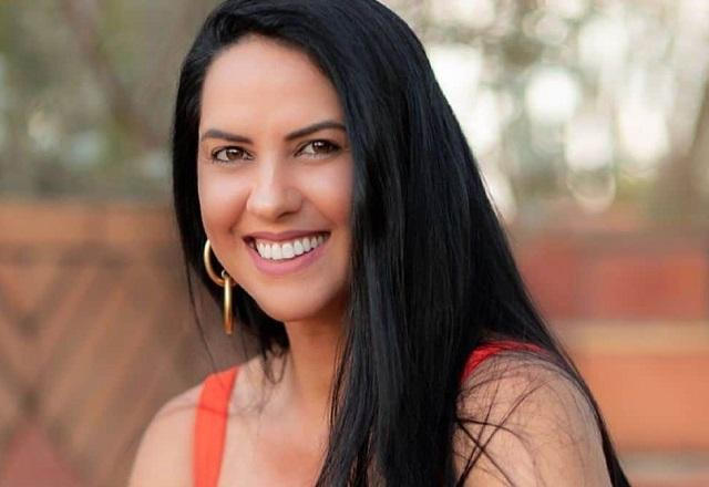 Graciele Lacerda posa para foto sorrindo