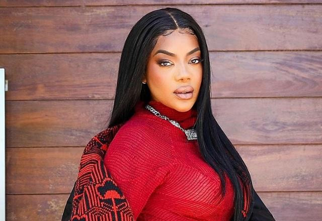 Ludmilla posa para foto com look todo vermelho