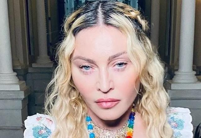 Madonna posa com cara séria para foto