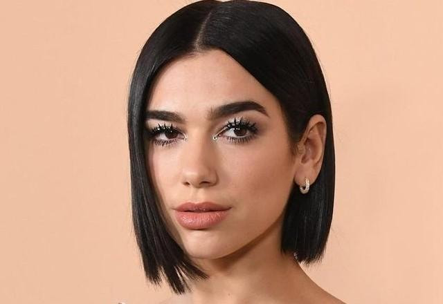 Dua Lipa posa para foto.