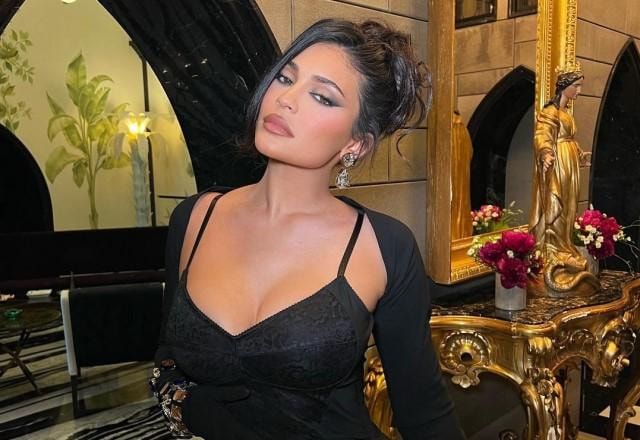 Kylie Jenner posa com look all black