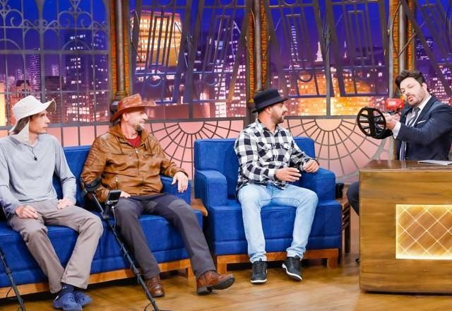 Os Caçadores de Tesouros e Danilo Gentili no palco do programa.