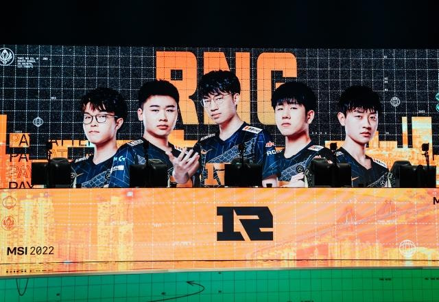 Palco do MSI 2022 com a imagem dos jogadores da RNG, líder do hexagonal da competição