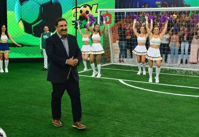 O apresentador Ratinho e as bailarinas do Gol Show.