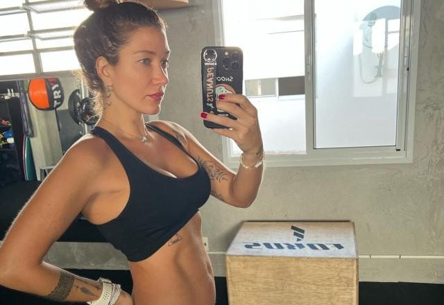 Gabriela Pugliesi tira selfie no espelho de academia e exibe barriga de grávida