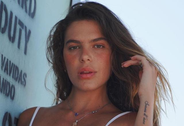 A modelo Mariana Goldfarb posa fazendo carão para a câmera