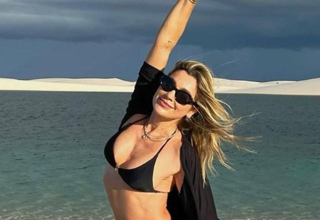 Flávia Alessandra posa de biquíni para foto.