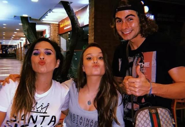 Tatá Werneck, Larissa Manoela e Rafa Vitti posam juntos