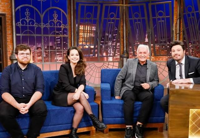  Ivan Lima, Amanda Constantino, Paulo Aragão e Danilo Gentili posam para foto no palco.