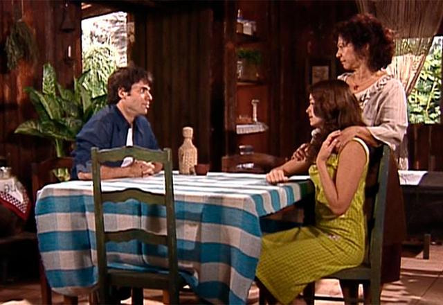 josé armando, rosário e esmeralda sentados em uma mesa