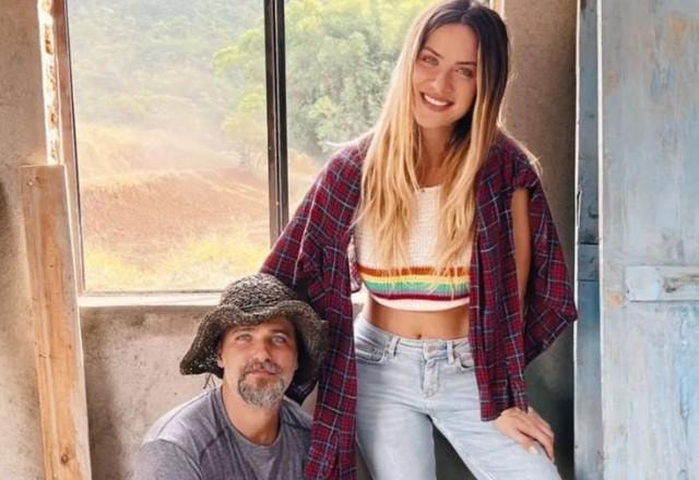 Bruno Gagliasso e Giovanna Ewbank posam para foto.