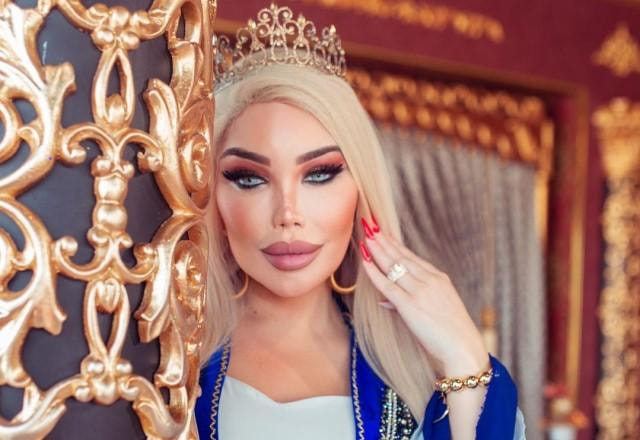 Jessica Alves posa com coroa e roupa medieval