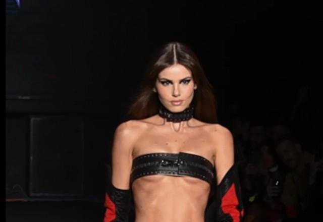 Camila Queiroz desfilando na SPFW.