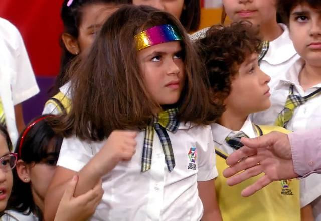 Valéria com cabelo todo bagunçado e expressão de raiva