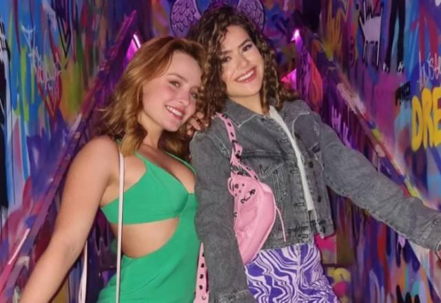 Larissa Manoela e Maisa posam juntas em festa