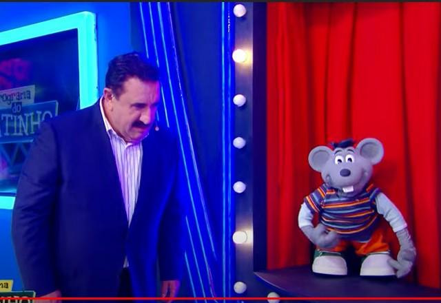 O apresentador Ratinho e o Xaropinho durante o programa.