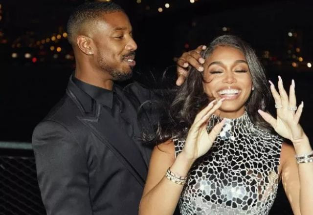 Michael B. Jordan e Lori Harvey posam juntos para foto.