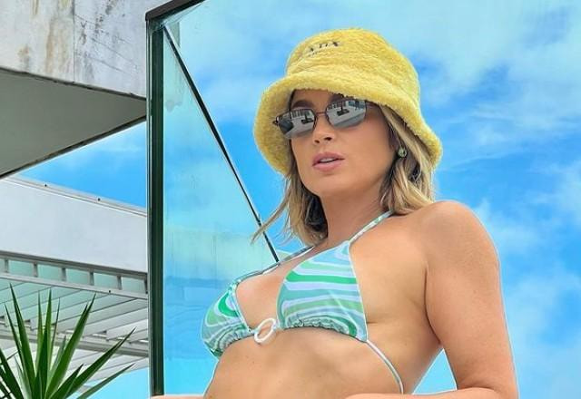 Flávia Alessandra posa para foto.