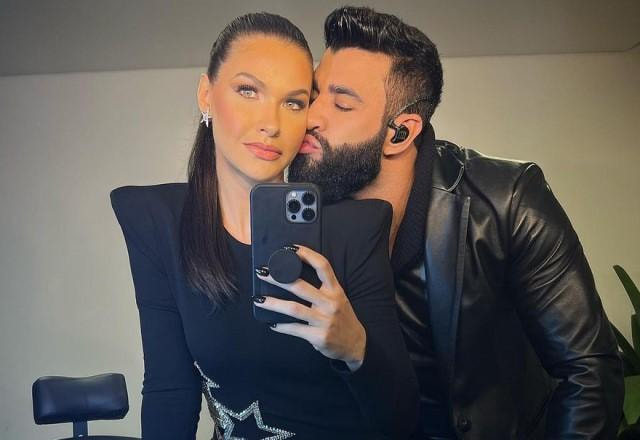 Andressa Suita e Gusttavo Lima tiram selfie juntos no espelho