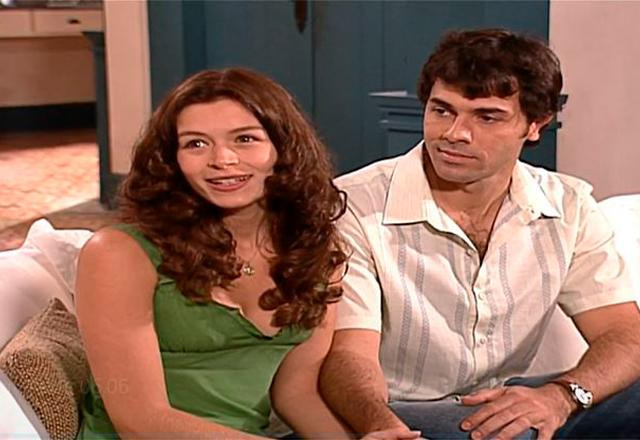 esmeralda e josé armando sentados em um sofá