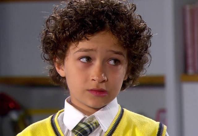 Davi com expressão séria e emocionada