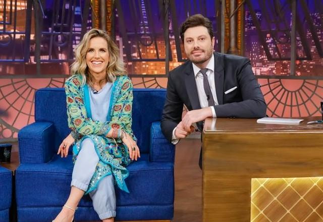 Mariana Ferrão e Danilo Gentili posam para foto no palco.