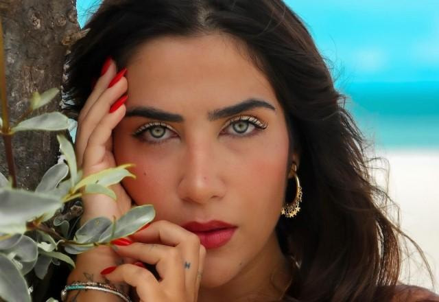 Jéssica Beatriz Costa, filha de Leonardo, faz carão na praia