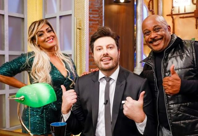 Diumbanda, Sara Verônica e Danilo Gentili posam juntos para foto.