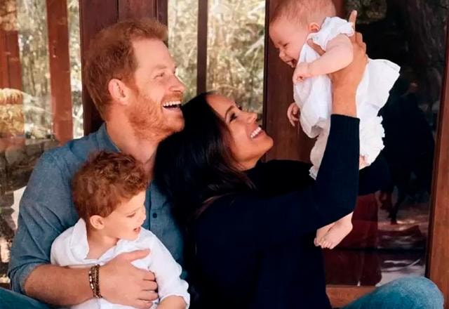 harry, meghan e os dois filhos