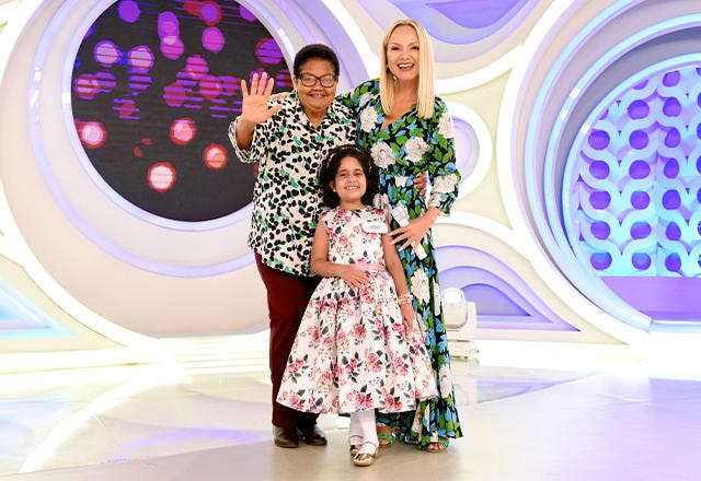 eliana, magnólia e sosô abraçadas no palco do programa