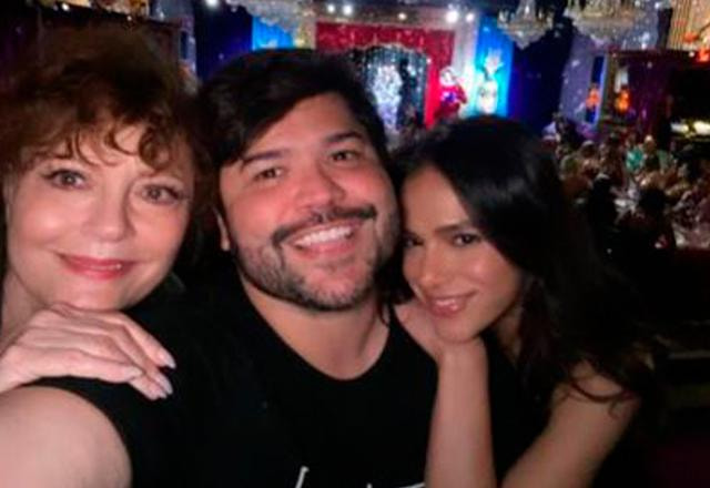 bruna e amigos de elenco em uma boate