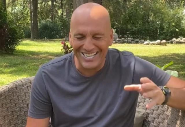 Chef Giuseppe Gerundino rindo ao fazer desafio com farinha na boca