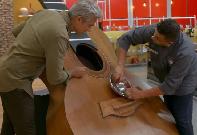 Chef Marcelo corta ingredientes usando cordas de violão gigante