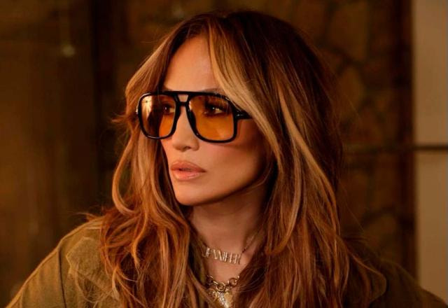 Jennifer Lopez de óculos escuros