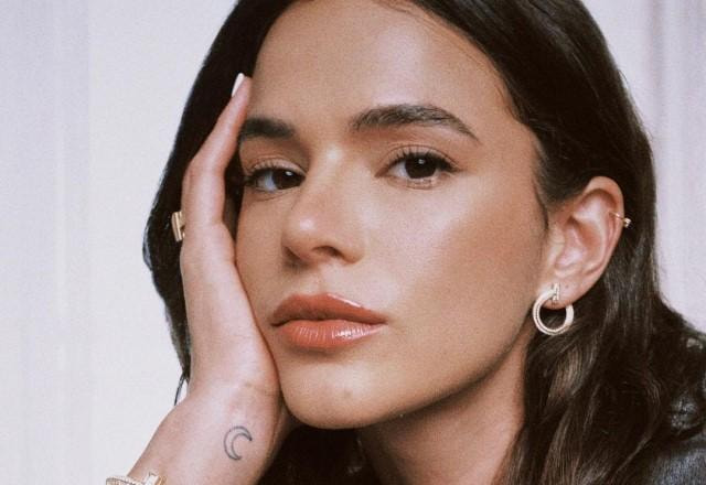 Bruna Marquezine posa com mão no queixo