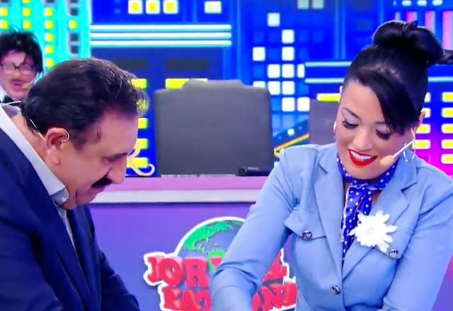 O apresentador Ratinho e a assistente de palco Milene Pavorô.
