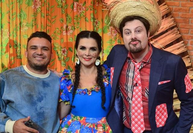Junior Vianna, Luiza Ambiel e Danilo Gentili posam juntos para foto.