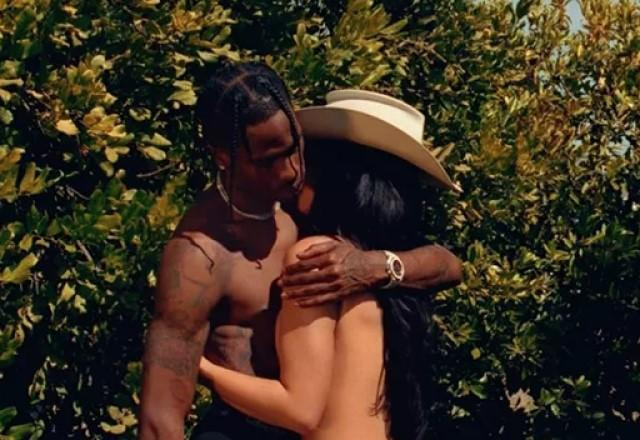 Travis Scott e Kylie Jenner abraçados no jardim em foto sensual