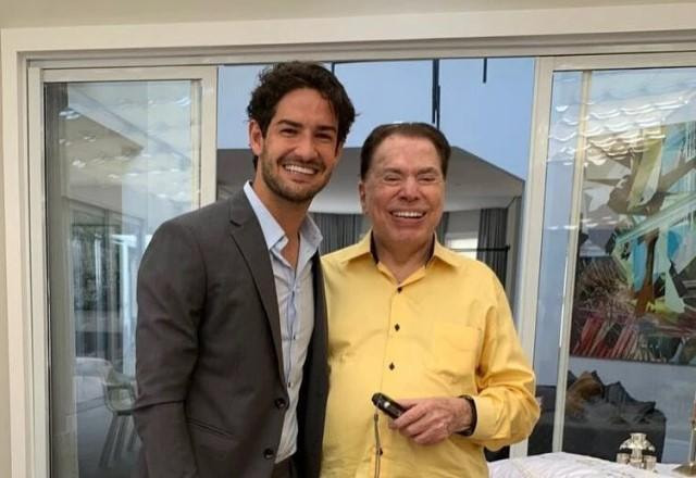 Alexandre Pato e Silvio Santos posam lado a lado sorrindo