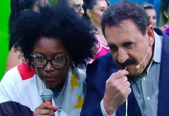 A participante Elci e o apresentador Ratinho durante o Gol Show.