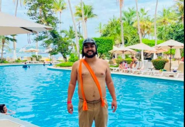 Fã vestido de Chaves na piscina do hotel em Acapulco