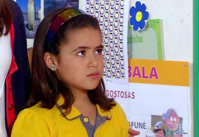 Valeria com expressão de desconfiada