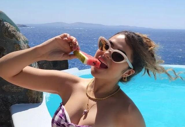 Maisa comendo melancia