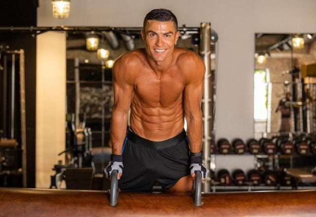 Cristiano Ronaldo posa sem camisa na academia