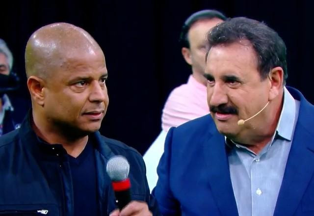 Marcelinho Carioca e o apresentador Ratinho durante o Gol Show.