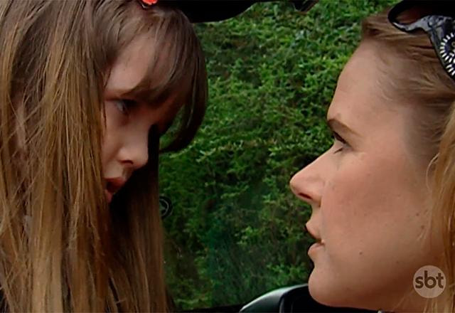 Tininha e Viviana conversando em um carro vermelho