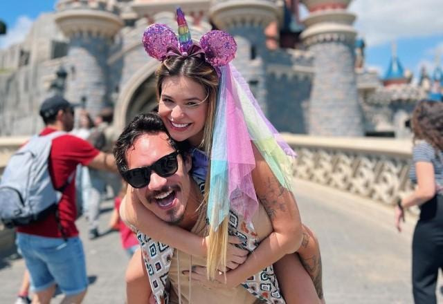 Viih Tube e Eliezer posam juntos na Disney Paris