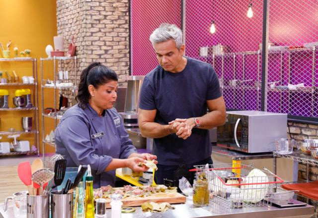 Otaviano Costa ao lado da participante Magda na cozinha do Cozinhe se Puder