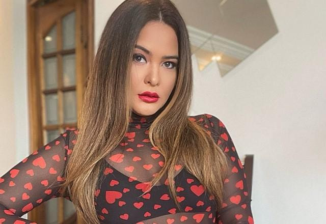 Geisy Arruda posa de vestido preto de coração
